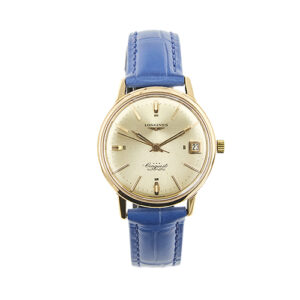 Orologio a carica automatica, referenza 9025 Conquest automatic, cassa 35 mm in oro rosa 18kt, quadrante champagne con indice e lancette in oro, datario a ore 3; vetro plexiglass e fondello con celebre medaglione smaltato: raffigurante un cielo stellato sopra onde del mare. Cinturino in pelle azzurro, anni 1960. Brand: Longines.