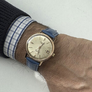 Foto gioiello indossata: orologio Longines Conquest automatic con quadrante oro e cinturino di pelle azzurro