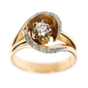 Anello contrarie in oro rosa 18kt con diamante centrale taglio brillante da 0,10 ct, colore GH e purezza SI e 10 diamanti taglio rosette da 0,01 ct cad., colore H-I, purezza SI e totale 0,20 ct.