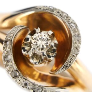 zoom dettaglio diamanti e diamante centrale su anello contrarie in oro rosa