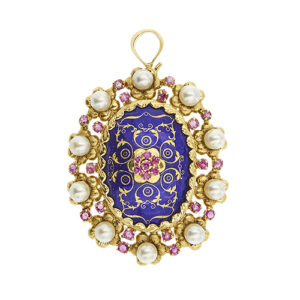 Spilla ciondolo ovale smaltato blu in oro giallo 18kt decorata con 10 perle d'acqua salata da 4-4,5 mm, colore avorio e 27 rubini rotondi da 0,05 ct cad. totale 1,40 ct.