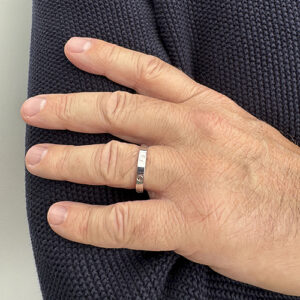 Foto gioiello indossata: anello love Cartier in oro bianco modello piccolo