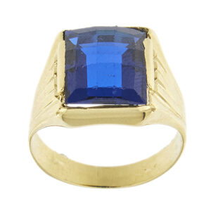 Anello uomo, a scudo in oro giallo 18kt con zaffiro rettangolare e gambo lavorato.
