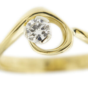 zoom dettaglio diamante su anello oro giallo solitario