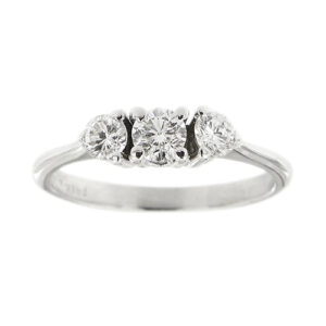 Anello tilogy in oro bianco 18kt con 3 diamanti taglio brillante: 1 da 0,23 ct e 2 da 0,15 ct cad. totale 0,53 ct - colore FG e purezza VS.