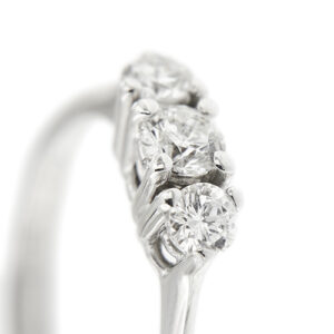 zoom dettaglio diamanti di anello trilogy in oro bianco