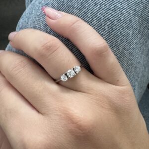 Foto gioiello indossata: anello in oro bianco trilogy con diamanti