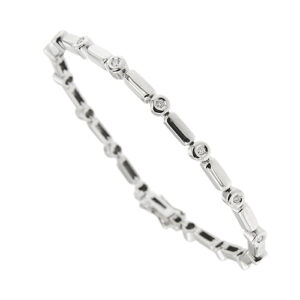 Bracciale tennis in oro bianco 18kt, a segmenti rettangolari alternati a cipollina con 16 diamanti taglio brillante da 0,03 ct cad., totale 0,48 ct - colore FG e purezza VS; chiusura a scomparsa con doppie sicure.