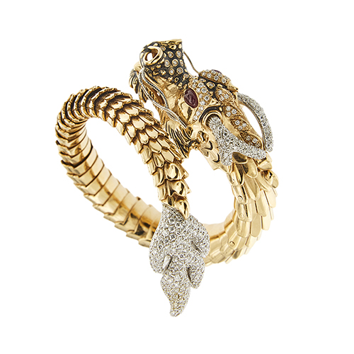 Bracciale in oro rosa e oro bianco 18kt animalier rigido contrarié a forma di dragone smaltato con diamante taglio brillante, totale 2.52 ct e 2 rubini ovali taglio cabochon da 0.40 ct cad., totale 0.80 ct. Piccolo rubino nascosto come firma inconfondibile del designer. Brand: Roberto Coin.