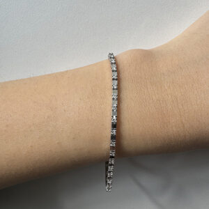 Foto gioiello indossata: bracciale tennis in oro bianco con segmenti e diamanti