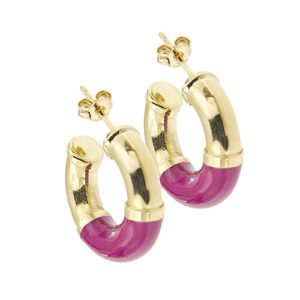 Orecchini a cerchio aperto in oro giallo 18kt con smalto fucsia, chiusura con perno e farfallina.