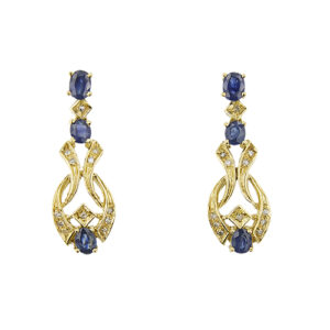 Orecchini pendenti in oro giallo 18kt con 6 zaffiri ovali da 0,50 ct cad. e 24 diamanti taglio huit huit da 0,01 ct cad., totale 0,24 ct - colore FG e purezza VS; chiusura con perno e farfallina.
