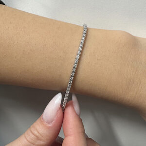 Foto gioiello indossata: bracciale tennis in oro bianco con diamanti