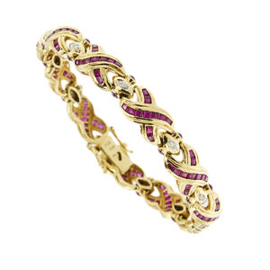 Bracciale in oro giallo 18kt a segmenti, motivo a incrocio con 143 rubini: 121 rubini taglio carré e 22 rotondi taglio cabochon, con ai lati dei diamanti e 11 taglio brillante da 0.02 ct cad. totale 0.22 ct colore FG e purezza VS; chiusura a scomparsa con sicure.