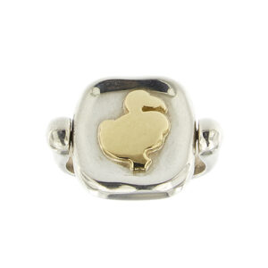 Anello in argento con testa squadrata e Dodo in oro giallo 18kt, sul retro la scritta: “difendi ciò che vale”. Brand: Dodo.