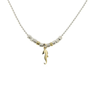 Collana maglia palline con 8 granelli in argento 925 e 2 granelli in oro; con ciondolo Dodo forma di ippocampo (cavalluccio marino), significato/messaggio: “NON TIRARTI INDIETRO”, in oro giallo 18kt. Brand: Dodo.