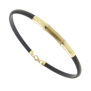Bracciale in caucciù nero con chiusura a moschettone e piastra centrale satinata e lucida in oro giallo 18kt.