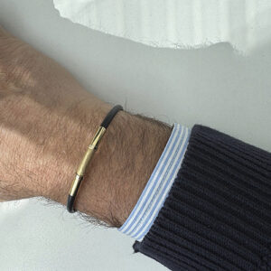 Foto gioiello indossata: bracciale in caucciù uomo con inserti in oro giallo