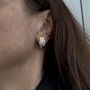 Foto gioiello indossata: orecchini due ori con diamanti Damiani