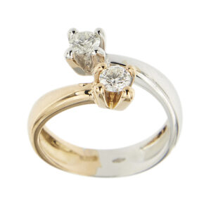 Anello contrarié due ori 18kt con 2 diamanti taglio brillante da 0.20 ct cad.; totale 0.40 ct - colore FG e purezza VS.