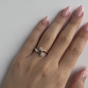 Foto gioiello indossata: anello contrarie in oro bianco e oro rosa con diamanti