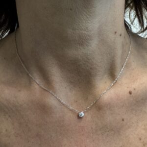 Foto gioiello indossata: collana oro bianco con punto luce con diamante
