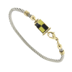 Bracciale cavetto in acciaio ritorto con moschettone e bandiera nautica smaltata lettera L; in oro bianco e oro giallo 18kt.