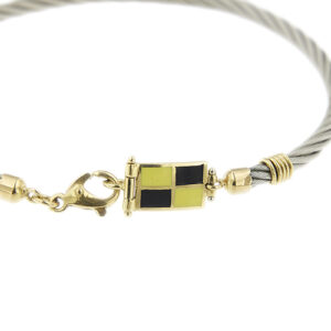 zoom dettaglio bandierina nautica su bracciale uomo