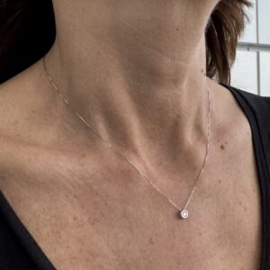 Foto gioiello indossata: collana in oro bianco punto luce con diamante cipollino