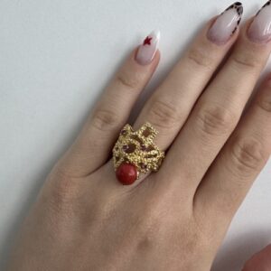 Foto gioiello indossata: anello in oro giallo con rubini e corallo