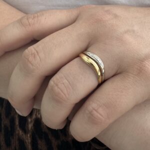Foto gioiello indossata: anello doppia fede in due ori con diamanti