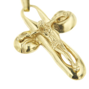 zoom dettaglio Cristo su ciondolo a croce in oro giallo