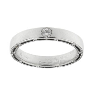 Anello in oro bianco 18kt fede a fascia co-design by Damiani and Brad Pitt della collezione D-Side con 21 diamanti taglio brillante: 1 da 0.15 ct e 20 da 0.01 ct cad., totale 0.35 ct - colore FG e purezza VVS. Brand: Damiani