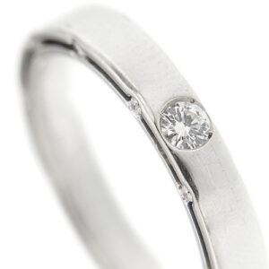 zoom dettaglio diamante incastonato su anello fede Damiani D-Side
