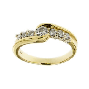 Anello riviere in oro bianco e giallo 18kt con 7 diamanti taglio brillante: 1 da 0.20 ct, 2 da 0.08 ct cad, 2 da 0.07 ct cad e 2 da 0.06 ct cad, totale 0.62 ct, colore FG - purezza VS.
