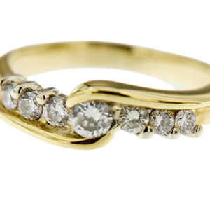 zoom dettaglio diamanti su anello riviere in oro giallo
