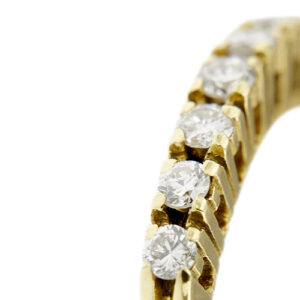 zoom dettaglio diamanti su anello riviere oro giallo
