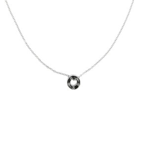 Collana maglia rolò in oro bianco 18kt con ciondolo rotondo e 10 diamanti taglio brillante da 0.01 ct cad, chiusura con targhettina e moschettone con diamante da 0.01 ct, totale 0.11 ct, collezione D.Side. Brand: Damiani.