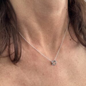 Foto gioiello indossata: collana in oro bianco Damiani collezione D-side con diamanti