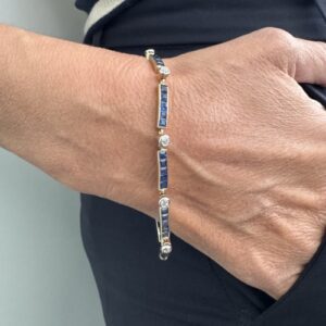Foto gioiello indossata: bracciale art decò in oro giallo con zaffiri e diamanti