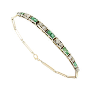 Bracciale Art Deco in oro bianco 18kt, maglia a segmenti con centrale a castoni quadrati a scalare e 12 diamanti taglio vecchio alternati, totale 0.66 ct; e 10 smeraldi quadrati taglio carré, totale 0.60 ct.