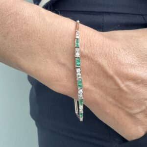 Foto gioiello indossata: bracciale antico due ori (oro bianco e oro giallo) con smeraldi e diamanti