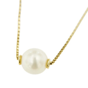 zoom dettaglio perla su collana oro giallo maglia veneta