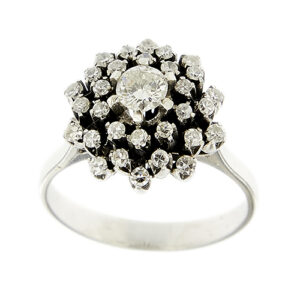 Anello a fiore in oro bianco 18kt con diamante centrale taglio brillante da 0.25 ct, colore GH - purezza I; e 30 diamanti taglio huit huit: 10 da 0.01 ct cad e 10 da 0.01 ct cad, 10 da 0.015 e 10 da 0.02 cad, colore GH - purezza VS; totale 0.70 ct.