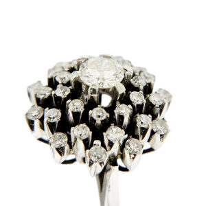 zoom dettaglio diamanti su anello oro bianco con diamanti a fiore