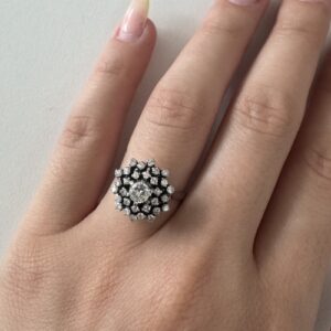 Foto gioiello indossata: anello in oro bianco a fiore con diamanti