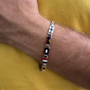 Foto gioiello indossata: bracciale in oro bianco con bandierine nautiche da uomo brand Arcadia
