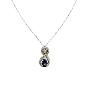 Collana in oro bianco 18kt, maglia rolò con ciondolo a 8 con zaffiro ovale da 0.50 ct e 32 diamanti taglio brillante: 1 da 0.03 ct e 31 da 0.01 ct cad, totale 0.34 ct, colore FG - purezza VS. Brand: Vieri.