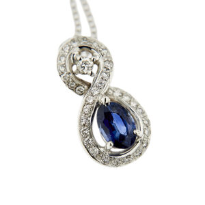 zoom dettaglio ciondolo con zaffiro e diamanti su collana oro bianco