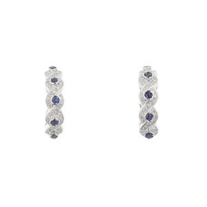 Orecchini a lobo in oro bianco 18kt con 10 zaffiri da 0.05 ct cad e 70 diamanti taglio brillante da 0.005 ct cad, totale 0.35 ct, colore FG - purezza VS; chiusura con perno e molla.